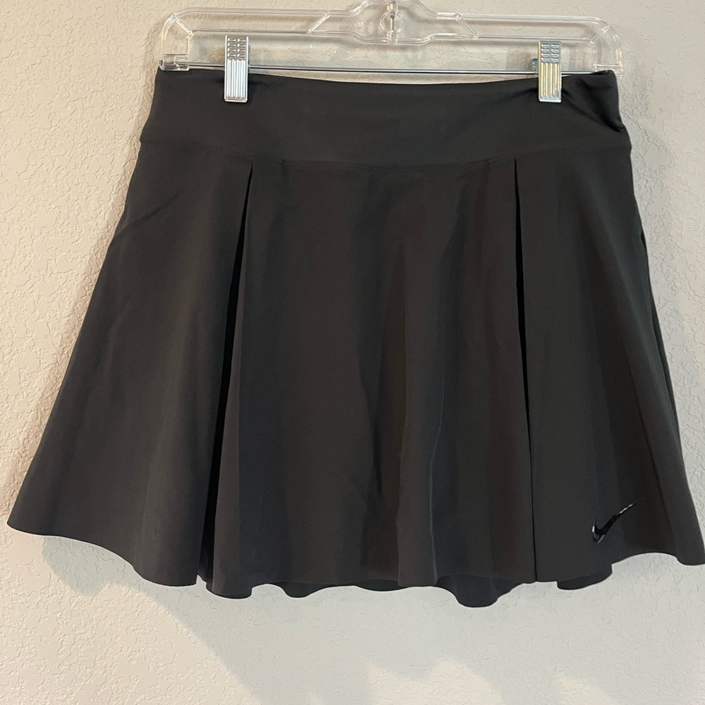 Nike. M. Black skort. Like new.